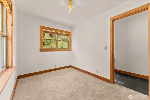 Small bonus room off of entry.