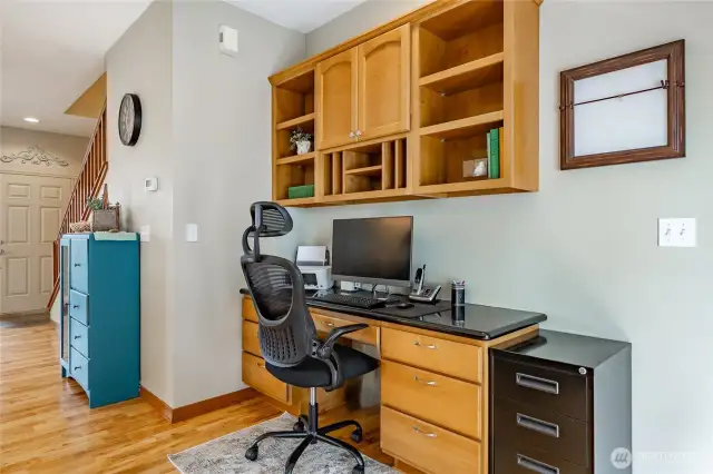 Built-in desk & shelves