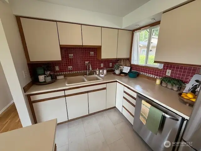 Cute country kitchen ~ all appliances stay!  New LVP flooring