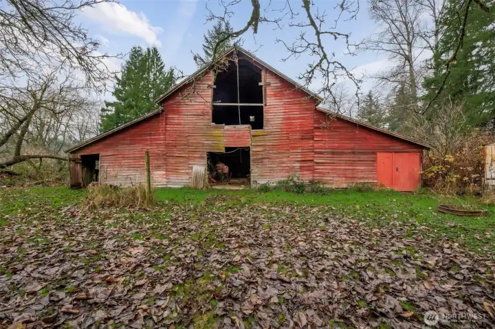BEAUTIFUL BARN! Interior and roof framing in good condition no sagging