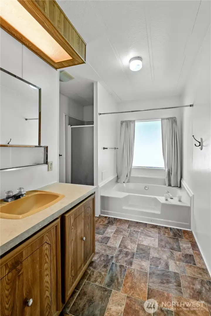 primary bath with soaking tub