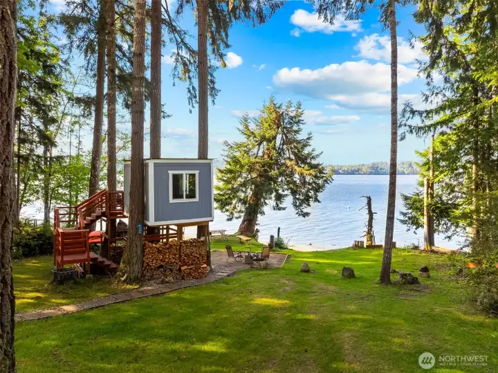 Waterfront Off-Grid Treehouse on Totten Inlet