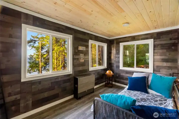 Waterfront Off-Grid Treehouse on Totten Inlet