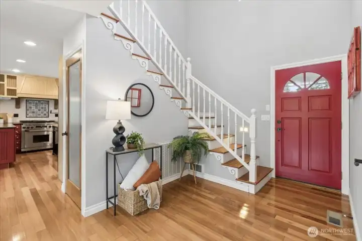 Grand foyer: vaulted ceilings, lots of great light, hardwood floors.