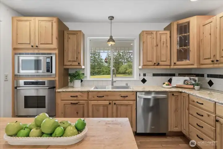 Handy peninsula, island and additional counterspace. DOUBLE ovens!
