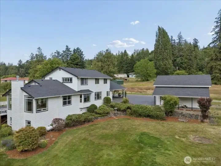 Back of house, backyard and side of garage. This would be a great place to have a chicken coop!