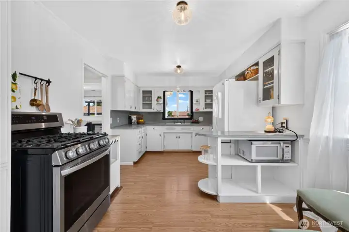 Kitchen: Newer gas stove and good work flow.