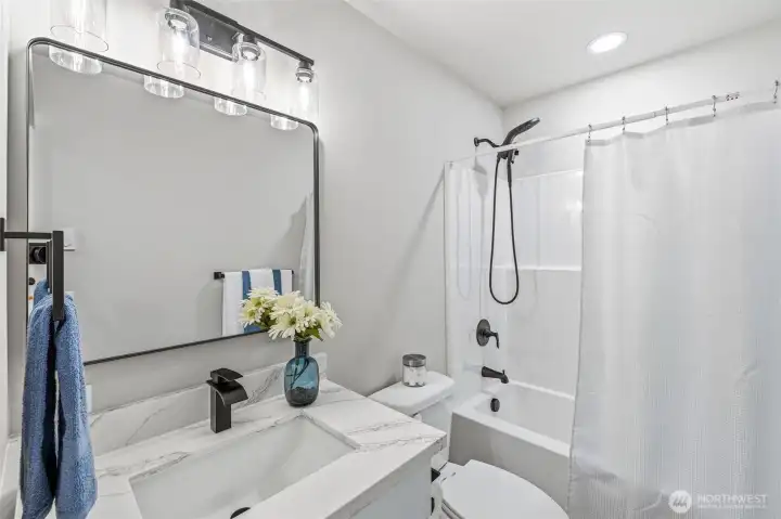 Full bathroom on 2nd floor