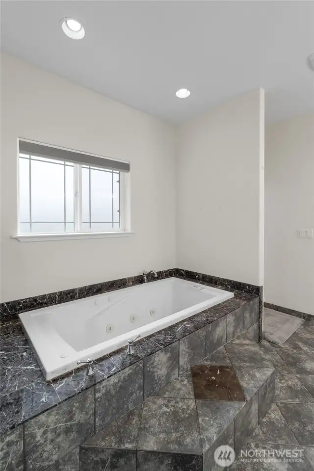 Soaking tub