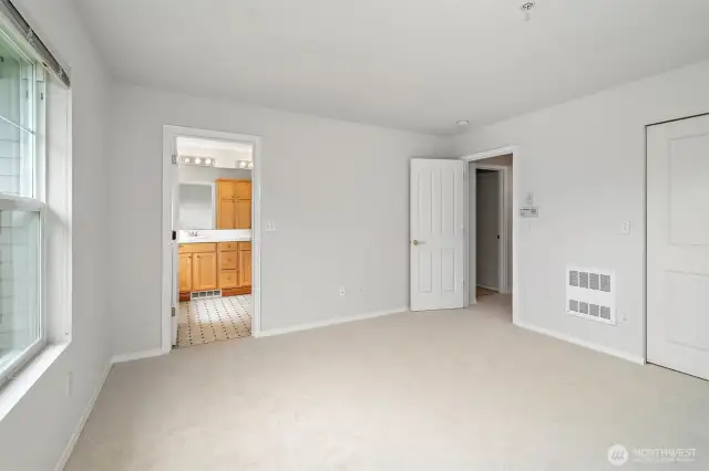 Primary suite with direct access to en-suite bathroom