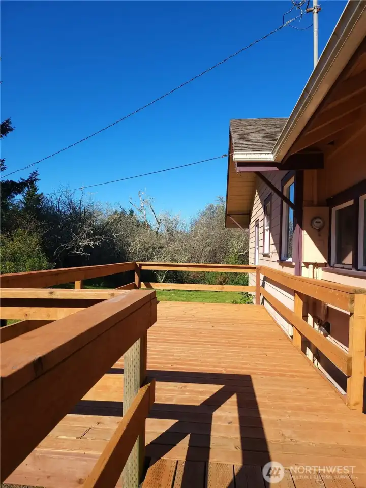Deck to relax & sip morning coffee