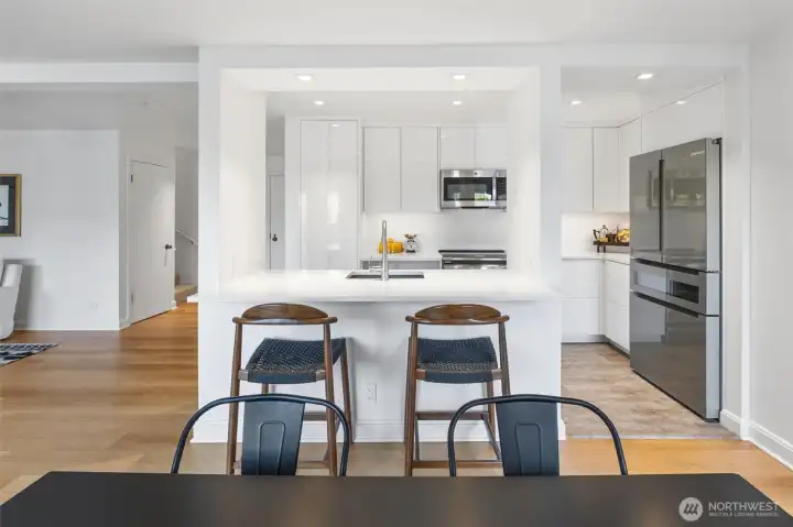Quartz-topped breakfast bar for socializing & quick meals.