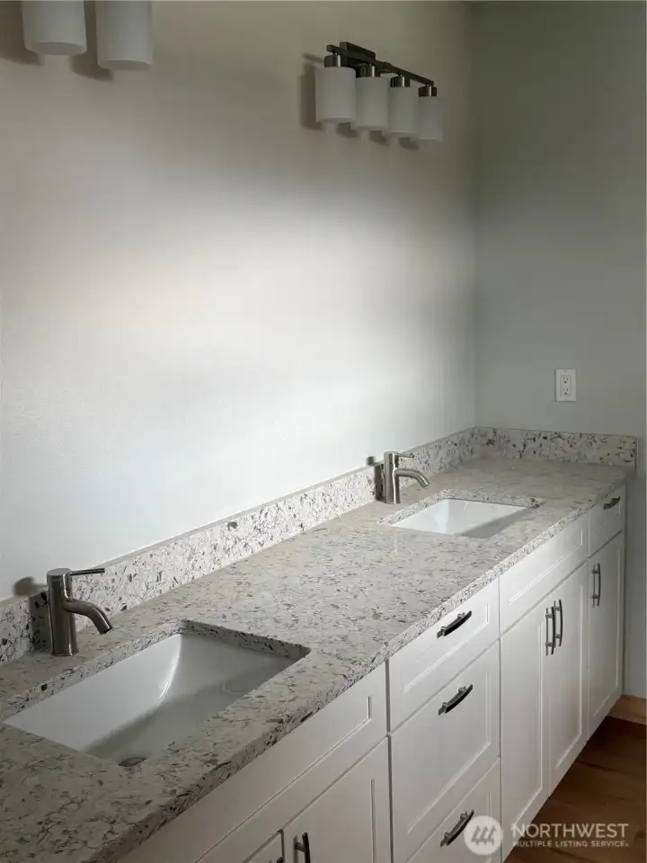 Double sink - Primary Bedroom