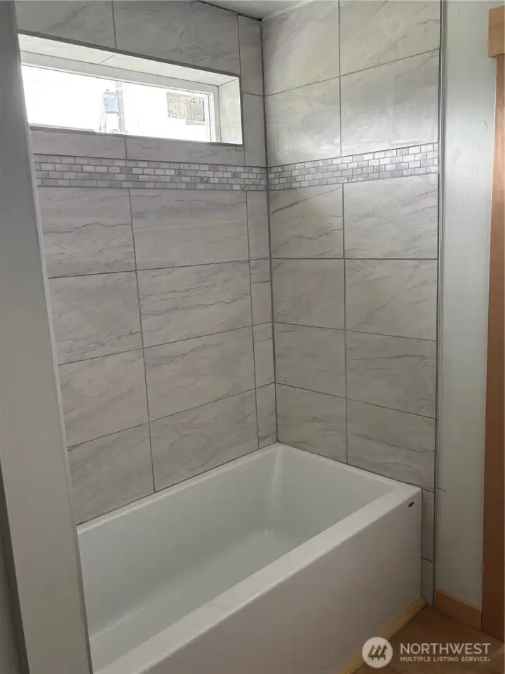 Primary Bathroom Tub-Shower