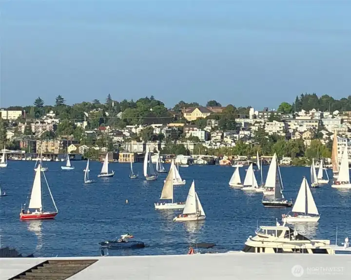 Breathtaking views of Lake Union from your penthouse home! Breathtaking views of Lake Union from your penthouse home!