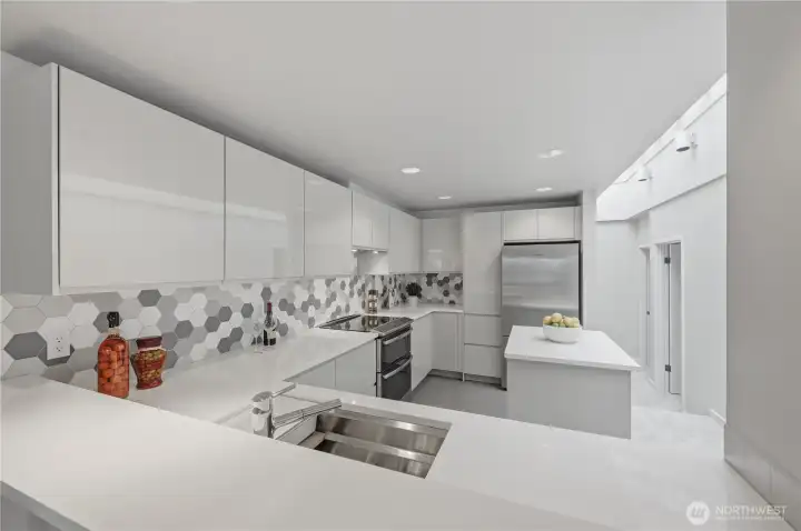 Absolutely stunning with loads of cabinet & drawer space for the love of cooking! Absolutely stunning with loads of cabinet & drawer space for the love of cooking!
