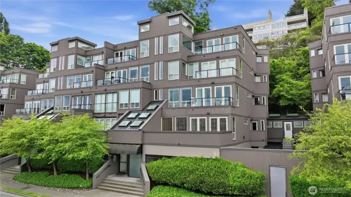 Lakewest Condominium, across from Lake Union with guest parking, EV charging stations, close to Fremont, SLU, restaurants, grocery shopping, bus & minutes to downtown & I-5! Lakewest Condominium, across from Lake Union with guest parking, EV charging stations, close to Fremont, SLU, restaurants, grocery shopping, bus & minutes to downtown & I-5!