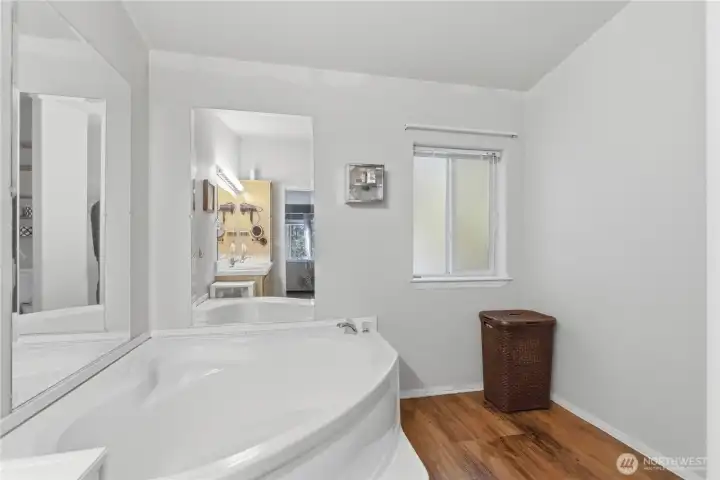 Jetted tub in primary bathroom