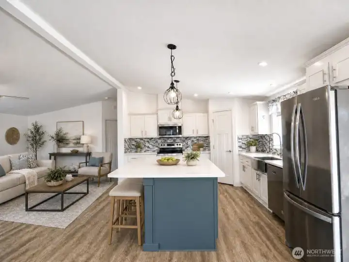 Kitchen w/ Eat-In Island