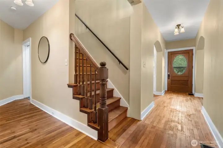 Side entry with beautiful staircase. Side entry with beautiful staircase.