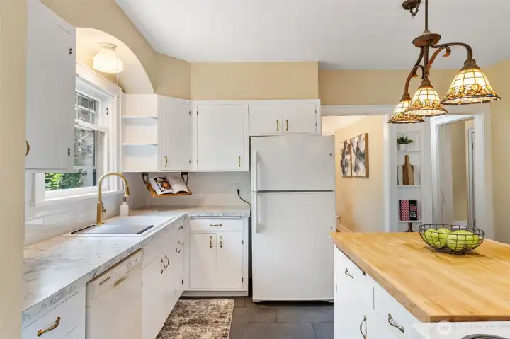 Nice kitchen with lots of storage. Nice kitchen with lots of storage.