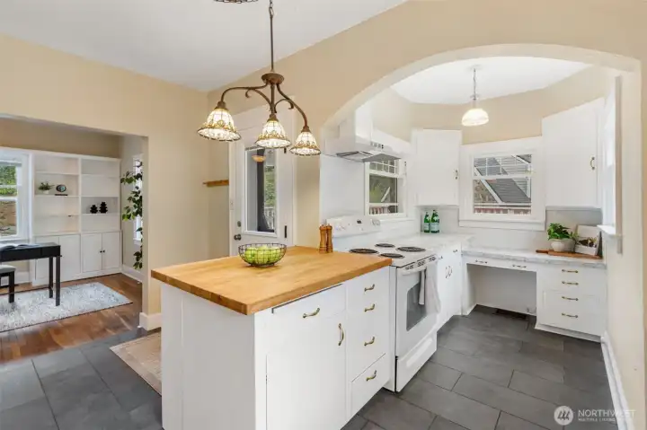 Windows all around make this kitchen light & airy. Windows all around make this kitchen light & airy.