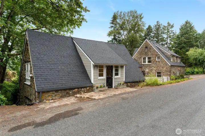 Cottage entrance at street level, easy access. Cottage entrance at street level, easy access.