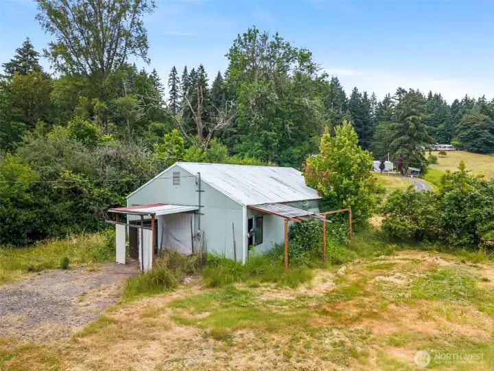 Large shop with separate entrance from Jackson Hwy. Large shop with separate entrance from Jackson Hwy.