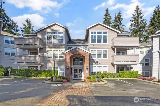 Beautiful Montclair community minutes to downtown Edmonds, Ferries and transit.  There are no stairs from the garage to the home.