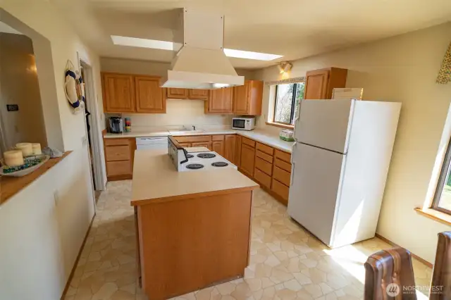 Nice sized kitchen for meal planning/preparation.