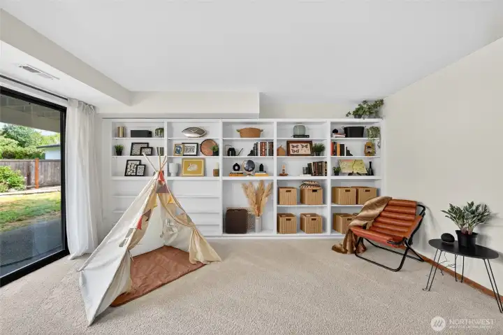 Basement recreation/bonus room