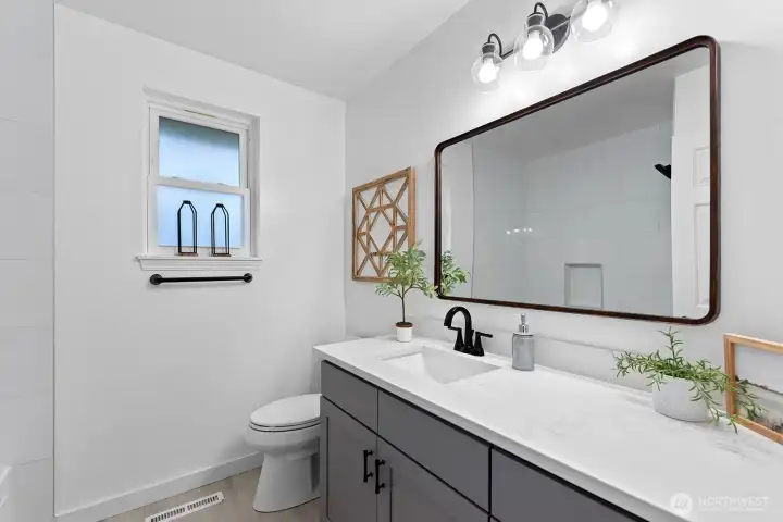 Full bathroom on 2nd floor