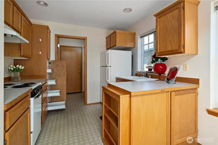 Kitchen Cooktop + Stove w/pull-out shelving/storage.