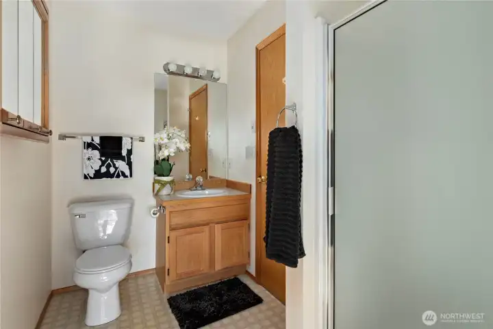 Second bathroom w/Shower.