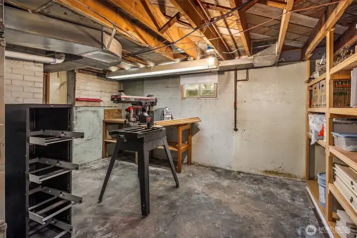 Workshop Area - shelving - high ceilings.  Could be more!