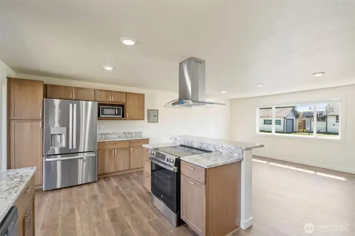 New stove, dishwasher, fridge & microwave.