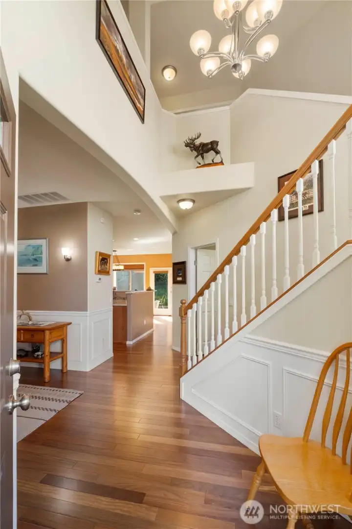 Open Vaulted Entry - With gleaming Brazilian Cherry Hardwoods !