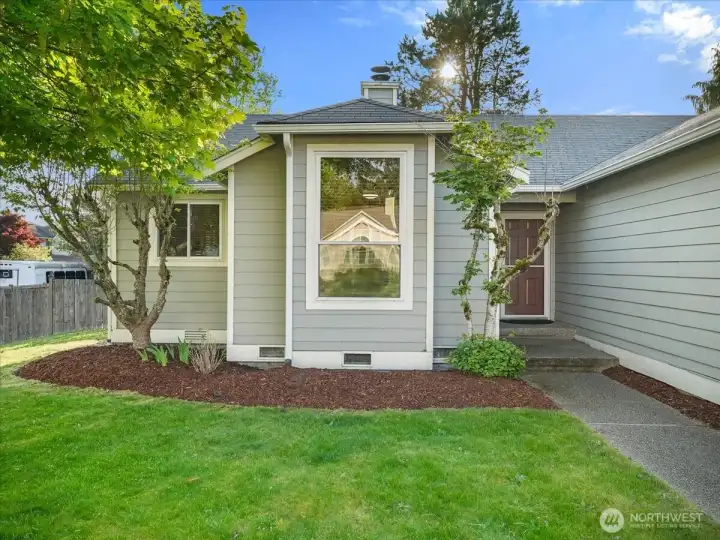 Open spaces and single-level living create a relaxed, welcoming atmosphere.