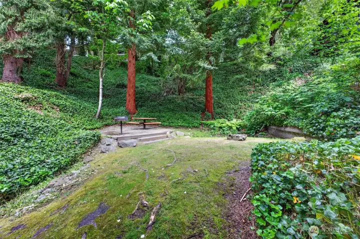 Community Amenities    Well-maintained condo community offering low-maintenance living with amenities that include clubhouse, parking, outdoor gathering spaces. Convenient location near shopping, dining, parks, commuter routes.