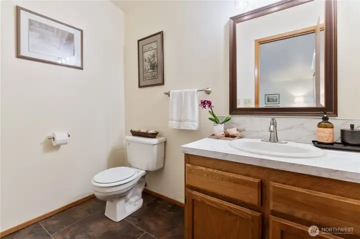 Dowstairs full bath with laundry area