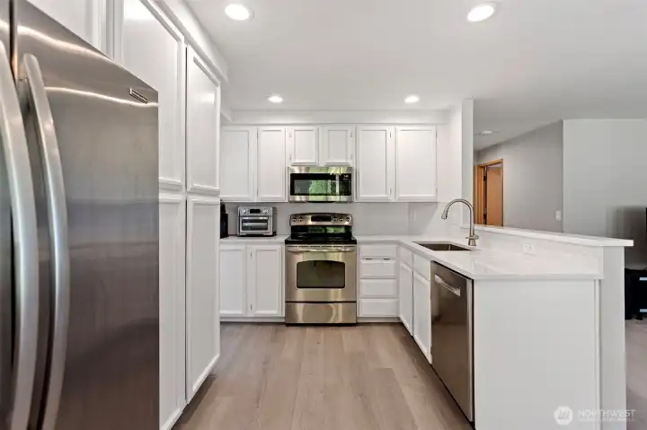 Stainless appliances all stay.