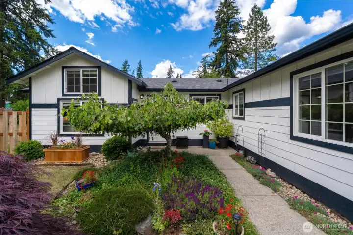 Beautifully maintained mature landscaping Beautifully maintained mature landscaping