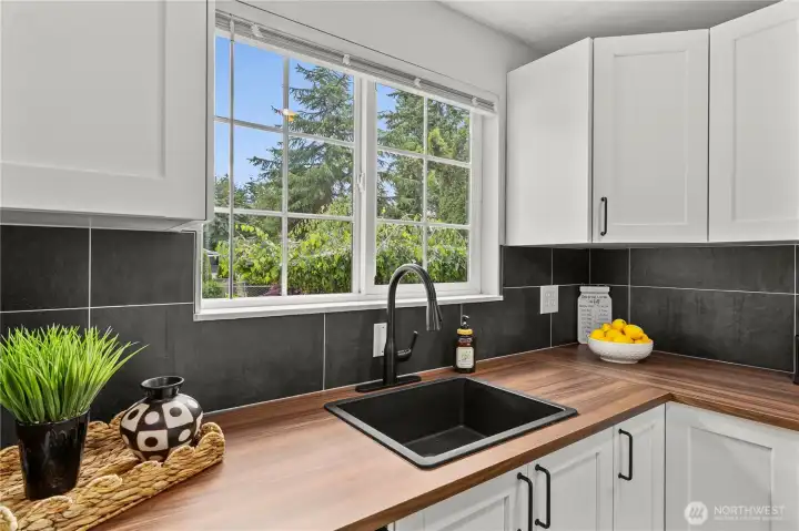 Brand new elegant black farmhouse-inspired sink Brand new elegant black farmhouse-inspired sink