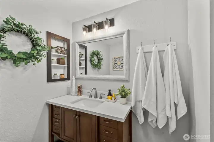 Beautifully updated main bath with modern finishes Beautifully updated main bath with modern finishes