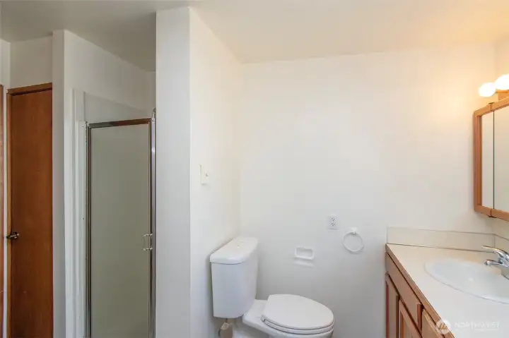 Bathroom w/ Shower
