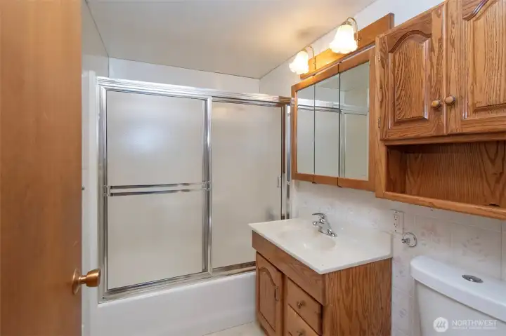 Full Bathroom w/ Shower & Tub Combo