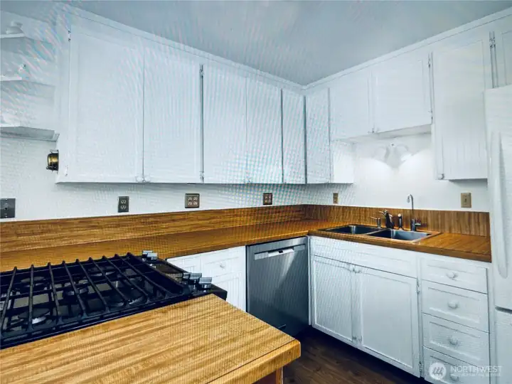 wonderfully appointed kitchen with propane cook top to get your chef on! wonderfully appointed kitchen with propane cook top to get your chef on!
