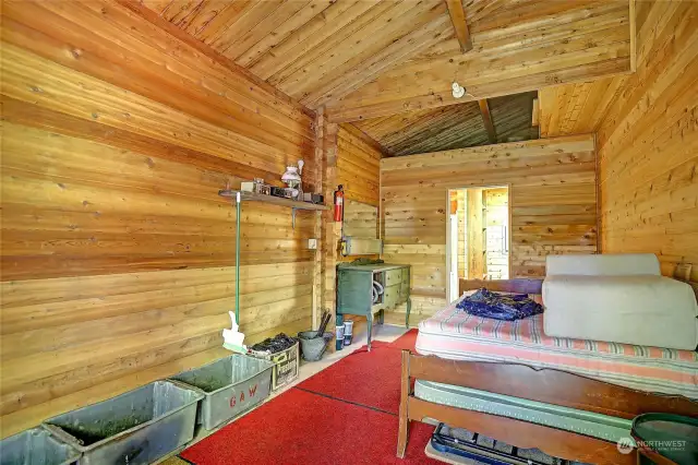 Note loft storage space above bath/utility room.