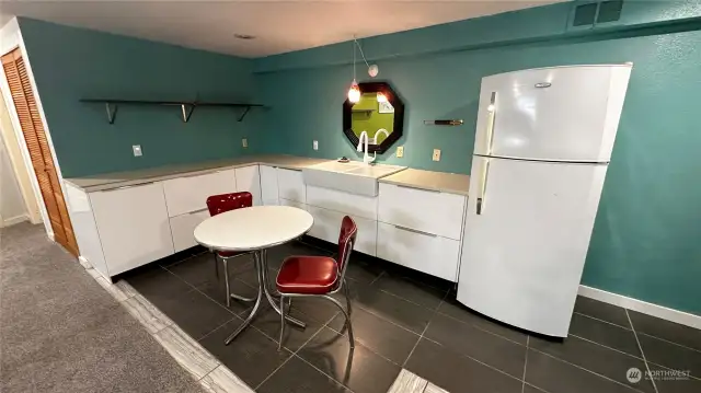 This basement kitchenette is stylish and ready for fun! Poker night?