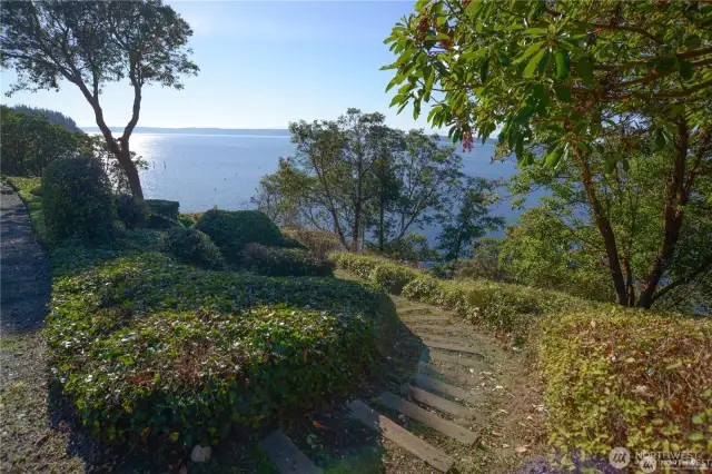 Private trail to beach!